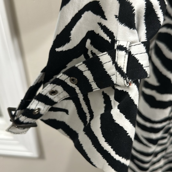 Shana’s zebra print jacket size Small - Picture 3 of 4